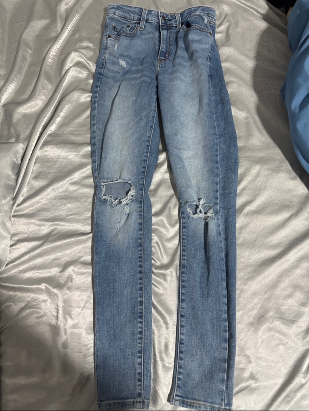 Levi’s Women’s Light Blue High-Rise Distressed Skinny Jeans